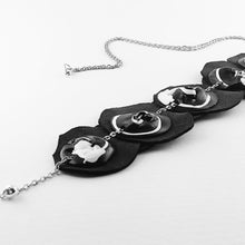 Carica l'immagine nel visualizzatore di Gallery, Pendente V33 White Album 5 rose