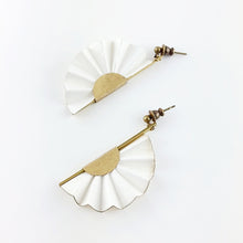 Carica l'immagine nel visualizzatore di Gallery, Orecchini Sensu corto