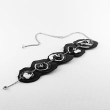 Carica l'immagine nel visualizzatore di Gallery, Pendente V33 White Album 5 rose