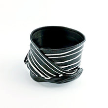 Carica l'immagine nel visualizzatore di Gallery, Bracciale medio V33 White Album