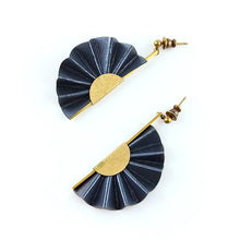 Carica l'immagine nel visualizzatore di Gallery, Orecchini Sensu corto