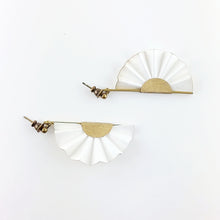 Carica l'immagine nel visualizzatore di Gallery, Orecchini Sensu corto