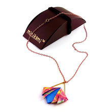 Carica l'immagine nel visualizzatore di Gallery, Ciondolo Triangolo Fiore di Loto