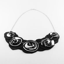 Carica l'immagine nel visualizzatore di Gallery, Collana V33 White Album 5 rose