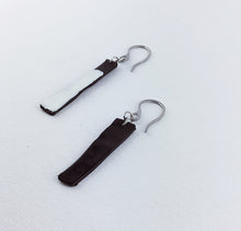 Carica l'immagine nel visualizzatore di Gallery, Orecchini V33 White Album semplici