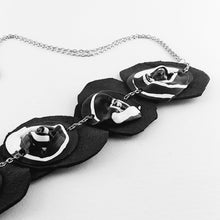 Carica l'immagine nel visualizzatore di Gallery, Pendente V33 White Album 5 rose