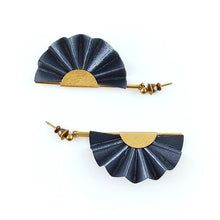 Carica l'immagine nel visualizzatore di Gallery, Orecchini Sensu corto