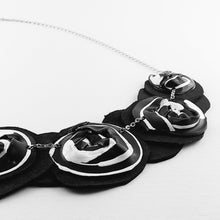 Carica l&#39;immagine nel visualizzatore di Gallery, Collana V33 White Album 5 rose
